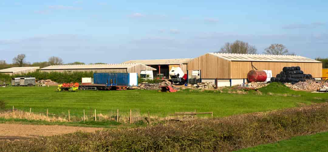 Almacén agrícola en finca rústica con frutales alrededor