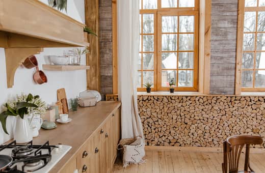 Decoración interior de una casa de madera Decoración interior de una casa de madera